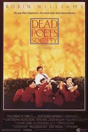 Постер фільму «Dead Poets Society»: усміхнений учитель Кітінг серед учнів у червоному на тлі осіннього листя